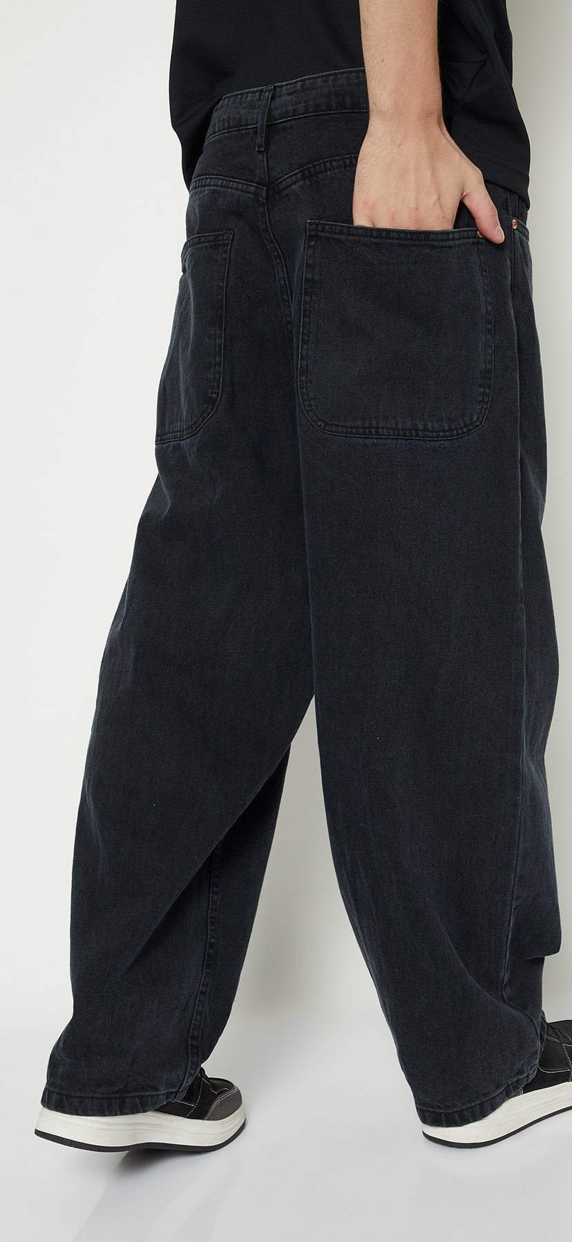 Buy Men's Dark Wash Loose Fit Jeans Online at just Rs. 1499.0