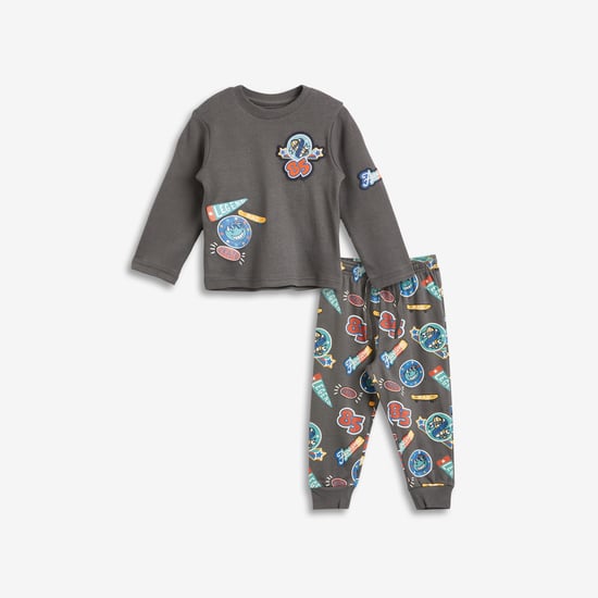 Juniors Printed T-shirt and Joggers Set