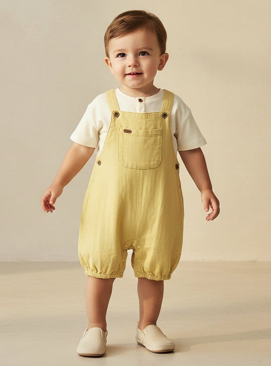 Giggles Solid T-shirt and Dungaree Set