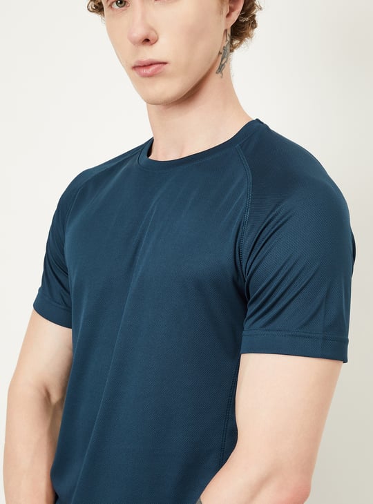 Men Slim Fit Solid Athleisure T-shirt