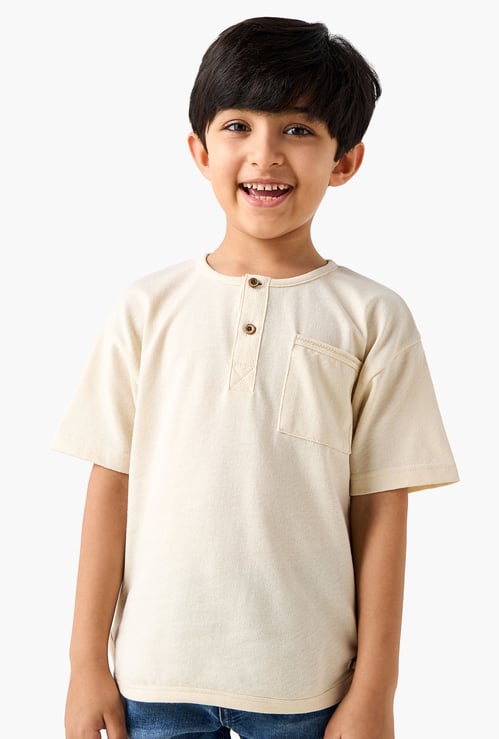 Juniors Textured Henley T-shirt with Short Sleeves