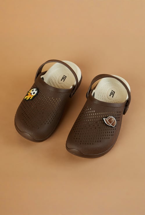 FAME FOREVER Boys Charm Detail Clogs