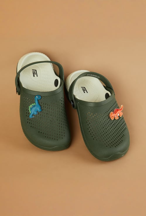 FAME FOREVER Boys Charm Detail Clogs