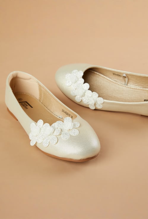 FAME FOREVER Girls Floral Appliqued Ballet Flats