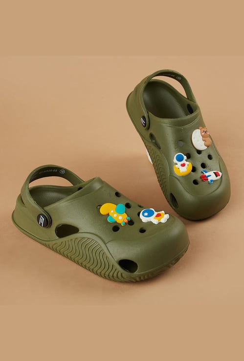 FAME FOREVER Boys Charm Detail Clogs
