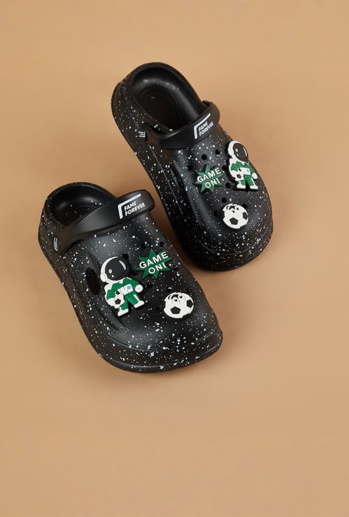 FAME FOREVER Boys Charm Detail Clogs