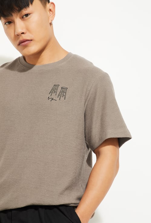 URB_N Men Placement Print Textured T-shirt