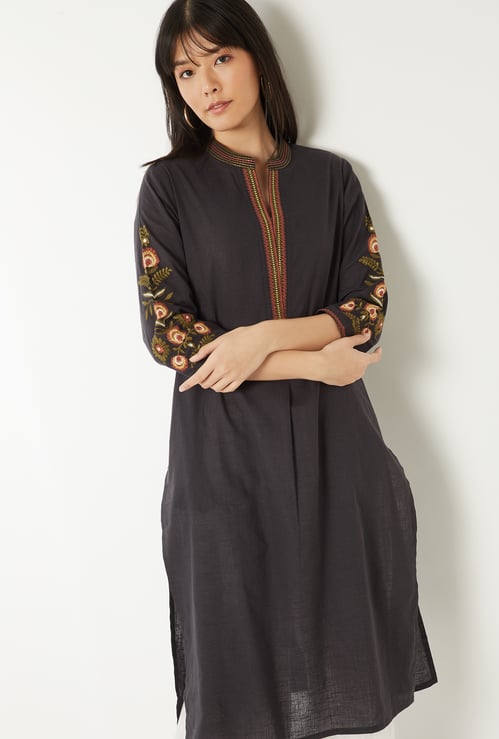 Women Floral Embroidered Straight Kurta