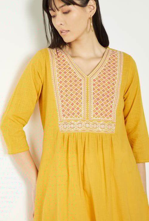 Women Yoke Embroidered Straight Kurta