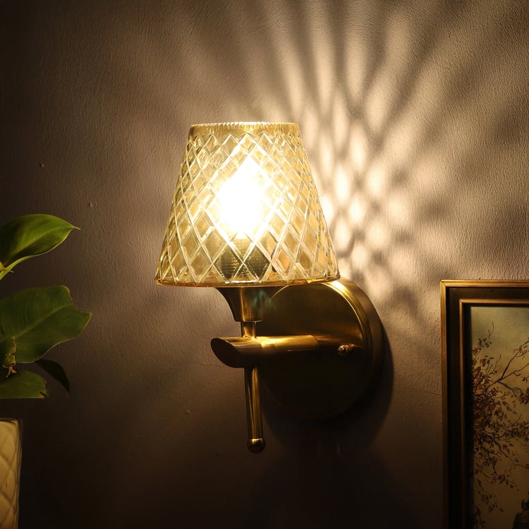 VEDAS Imperial Glass Diamond Pattern Wall Light