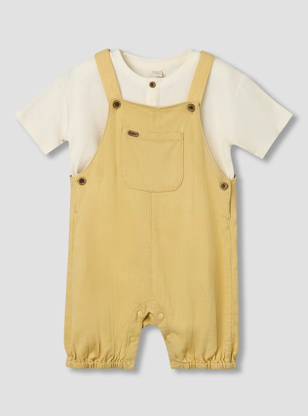 Giggles Solid T-shirt and Dungaree Set