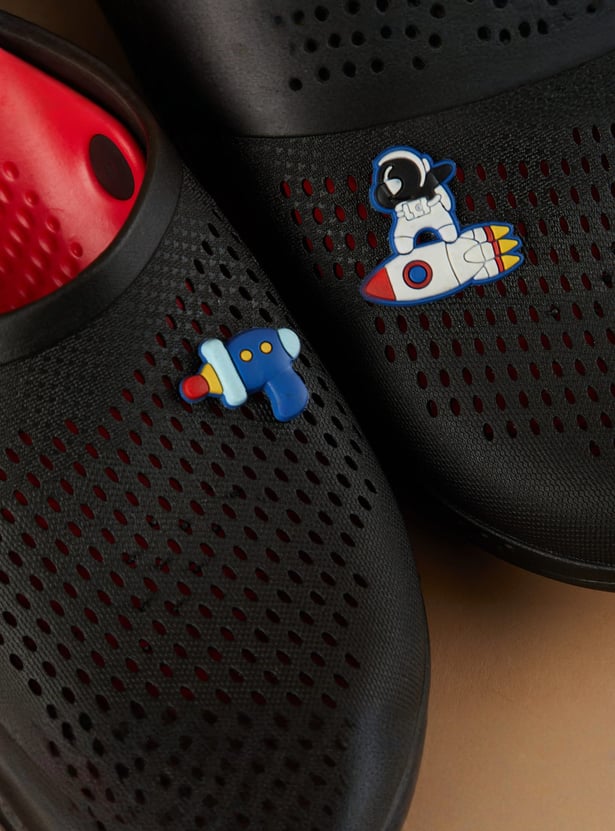FAME FOREVER Boys Charm Detail Clogs