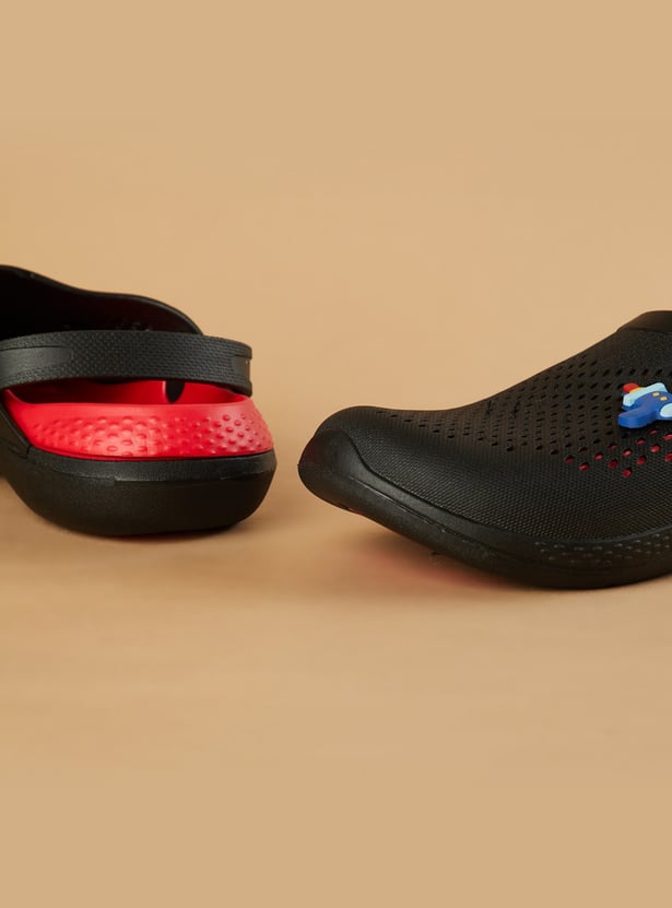 FAME FOREVER Boys Charm Detail Clogs