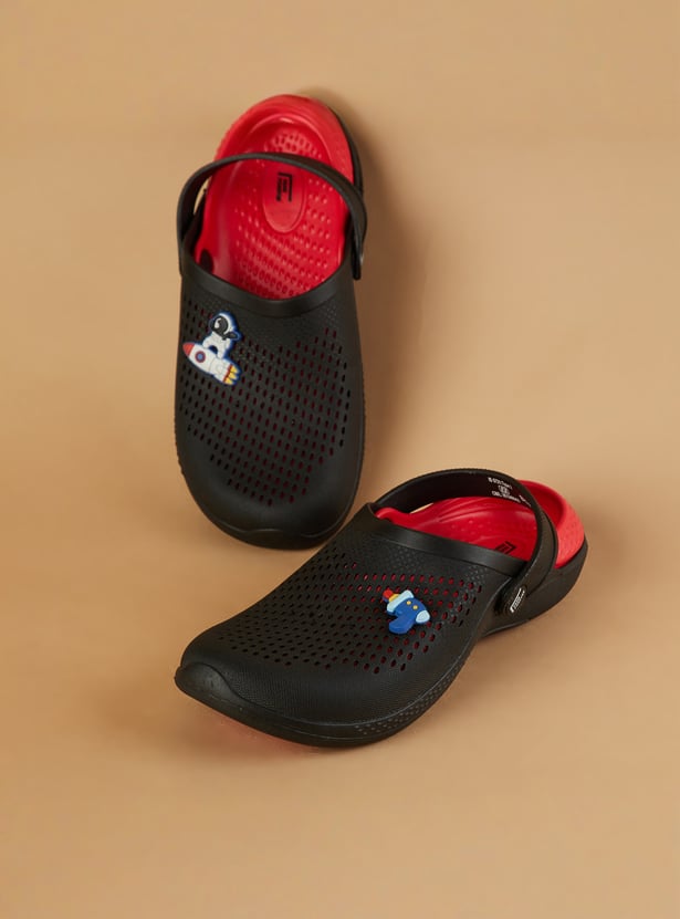 FAME FOREVER Boys Charm Detail Clogs