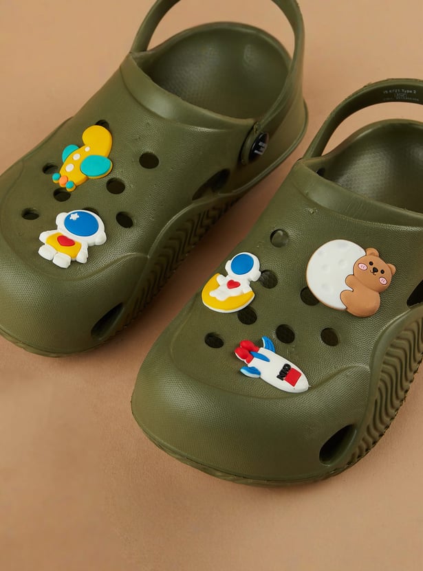 FAME FOREVER Boys Charm Detail Clogs