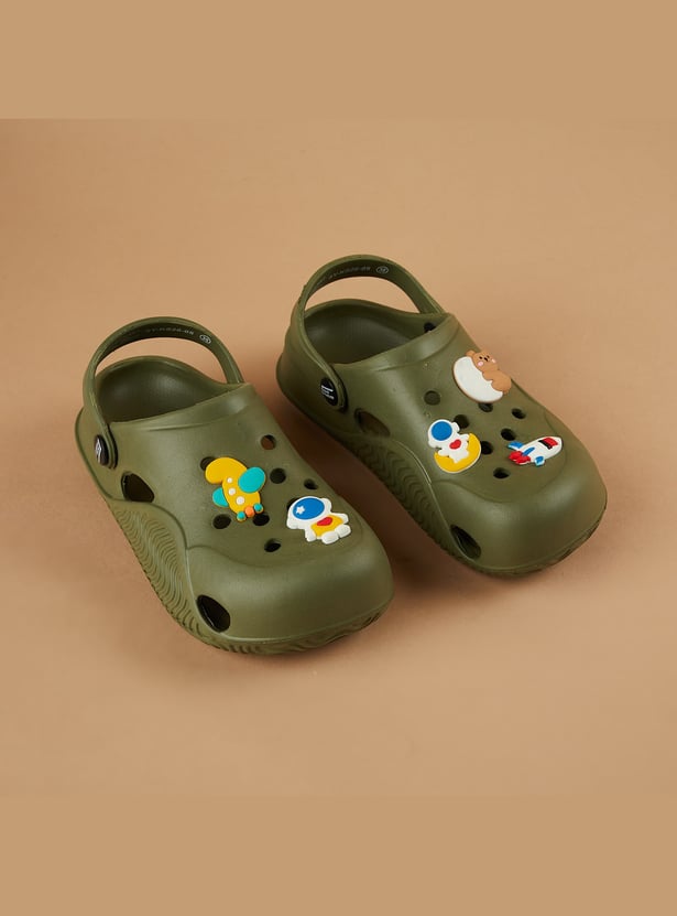 FAME FOREVER Boys Charm Detail Clogs