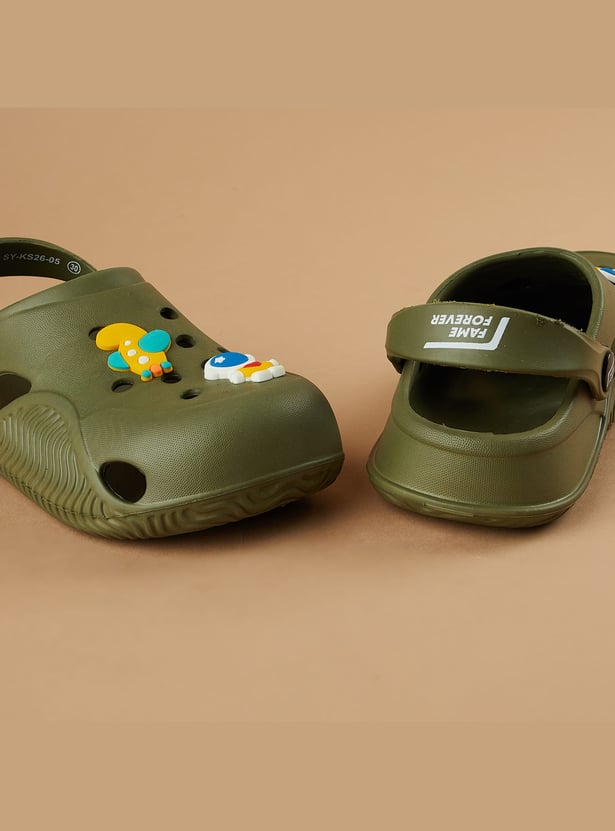 FAME FOREVER Boys Charm Detail Clogs