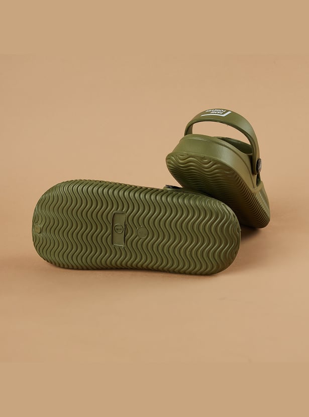 FAME FOREVER Boys Charm Detail Clogs
