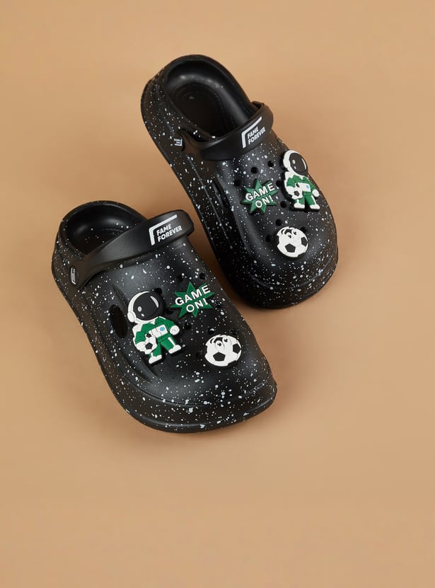FAME FOREVER Boys Charm Detail Clogs