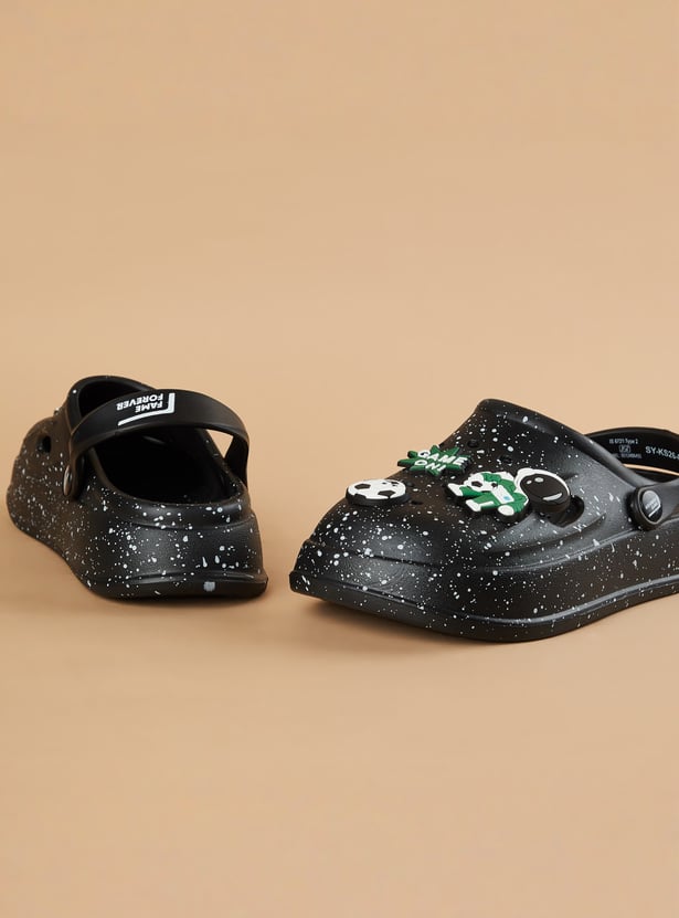 FAME FOREVER Boys Charm Detail Clogs