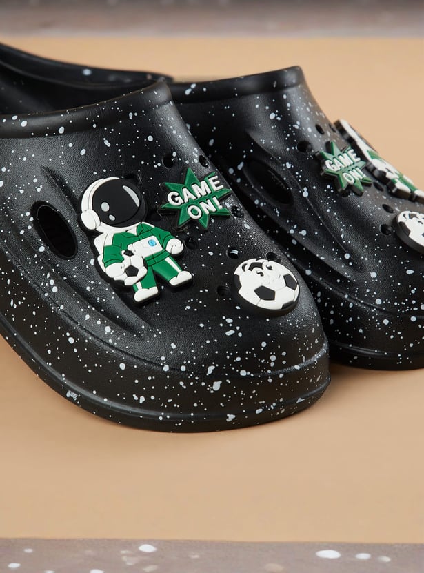 FAME FOREVER Boys Charm Detail Clogs