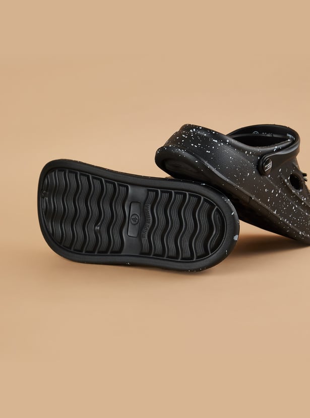 FAME FOREVER Boys Charm Detail Clogs