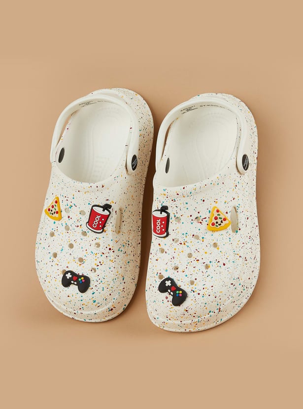 FAME FOREVER Boys Charm Detail Clogs