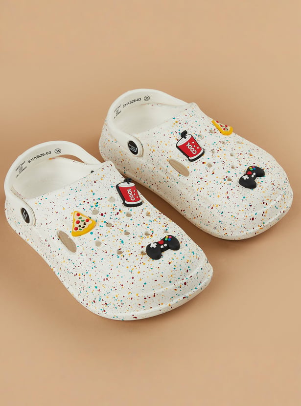 FAME FOREVER Boys Charm Detail Clogs