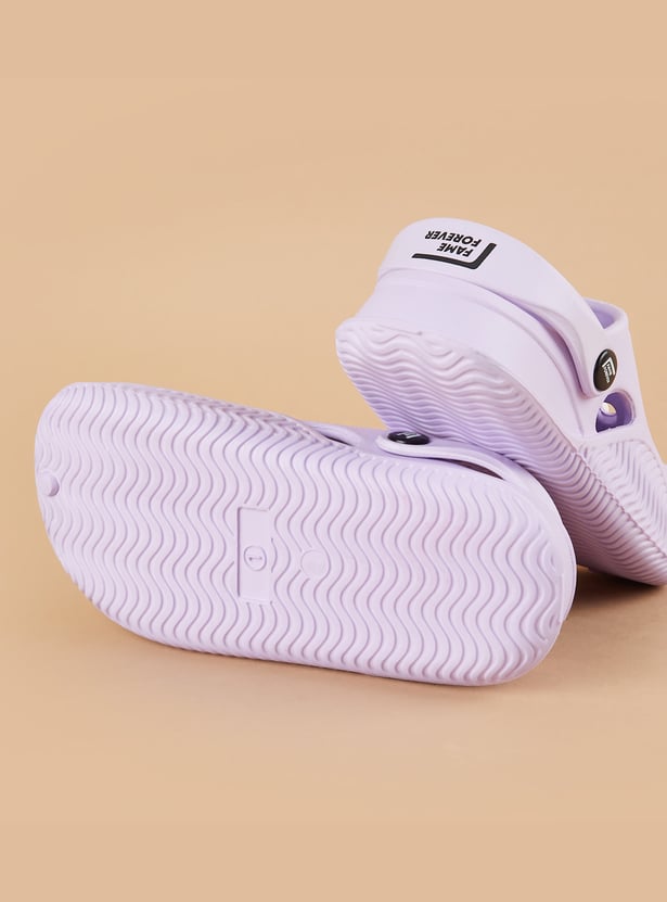 FAME FOREVER Gibbitz Detailed Clogs