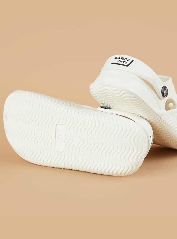 FAME FOREVER Gibbitz Detailed Clogs