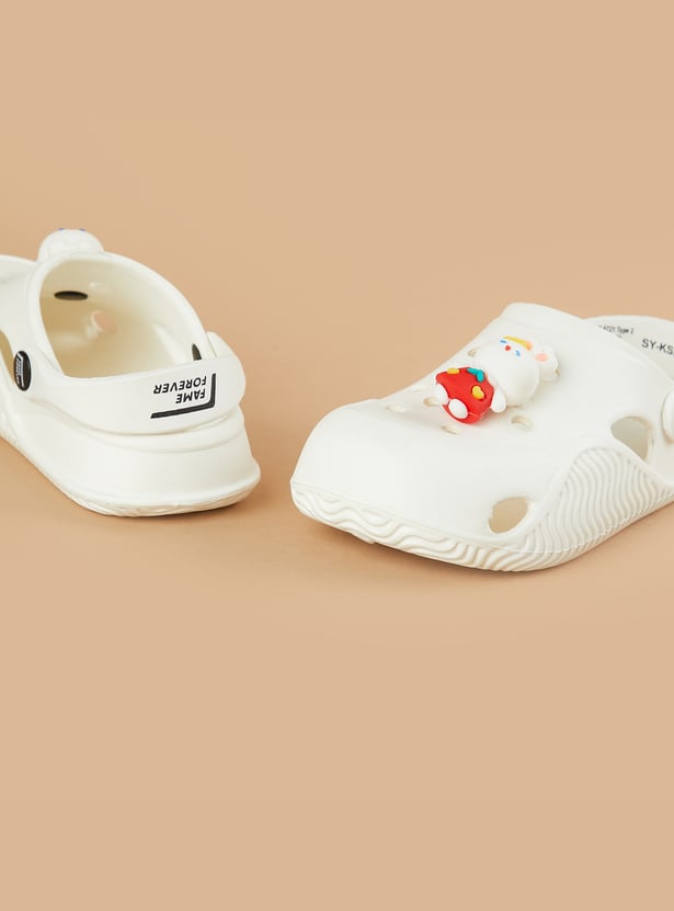 FAME FOREVER Gibbitz Detailed Clogs