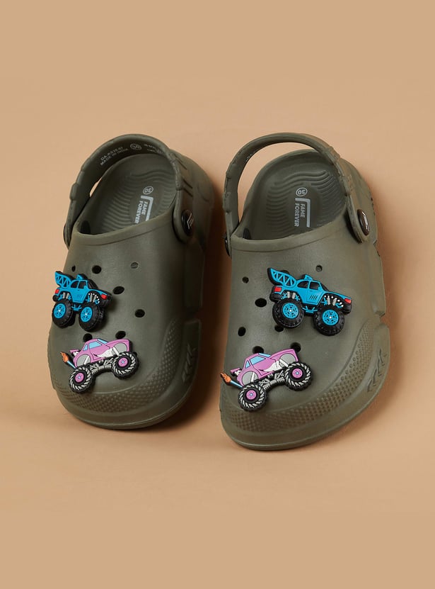 FAME FOREVER Boys Clogs with Charms