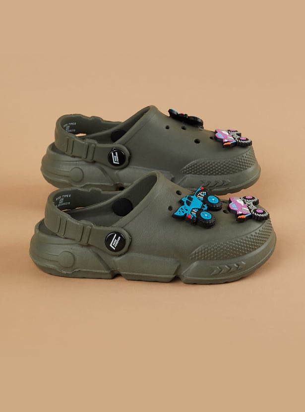 FAME FOREVER Boys Clogs with Charms