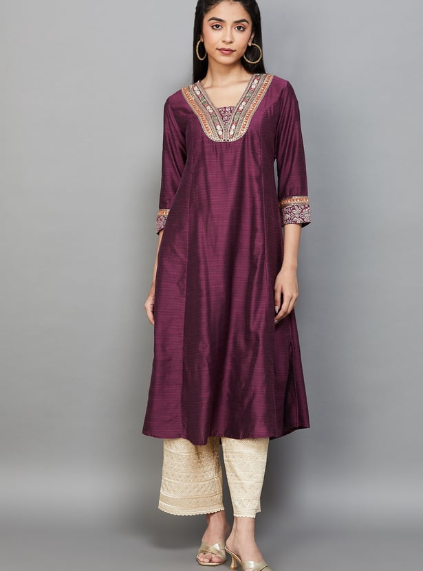 SPAN Embroidered V-Neck Straight Kurta