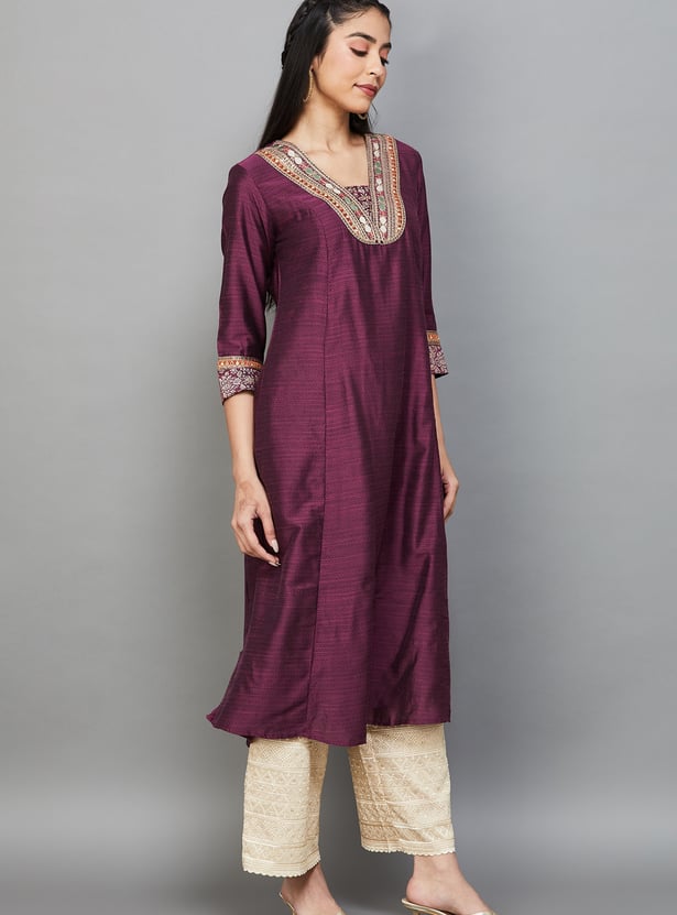 SPAN Embroidered V-Neck Straight Kurta