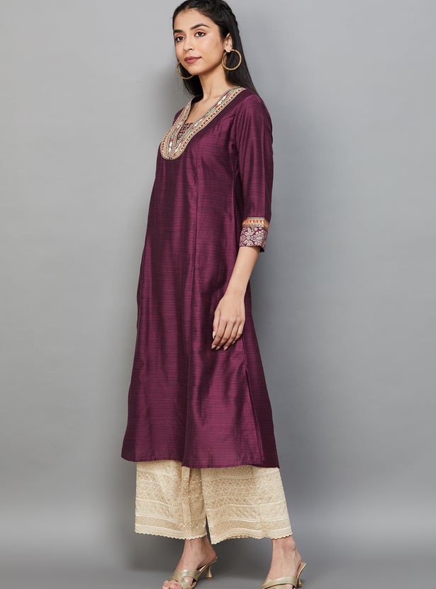 SPAN Embroidered V-Neck Straight Kurta