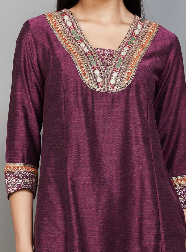 SPAN Embroidered V-Neck Straight Kurta