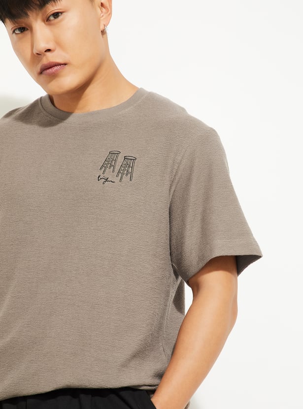 URB_N Men Placement Print Textured T-shirt