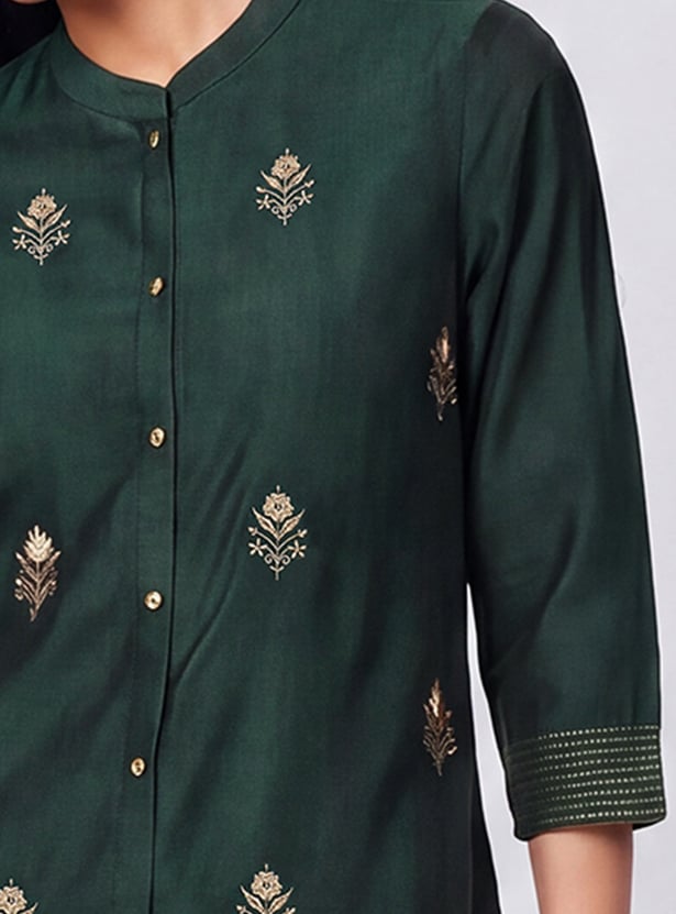Women Embroidered Straight Kurta