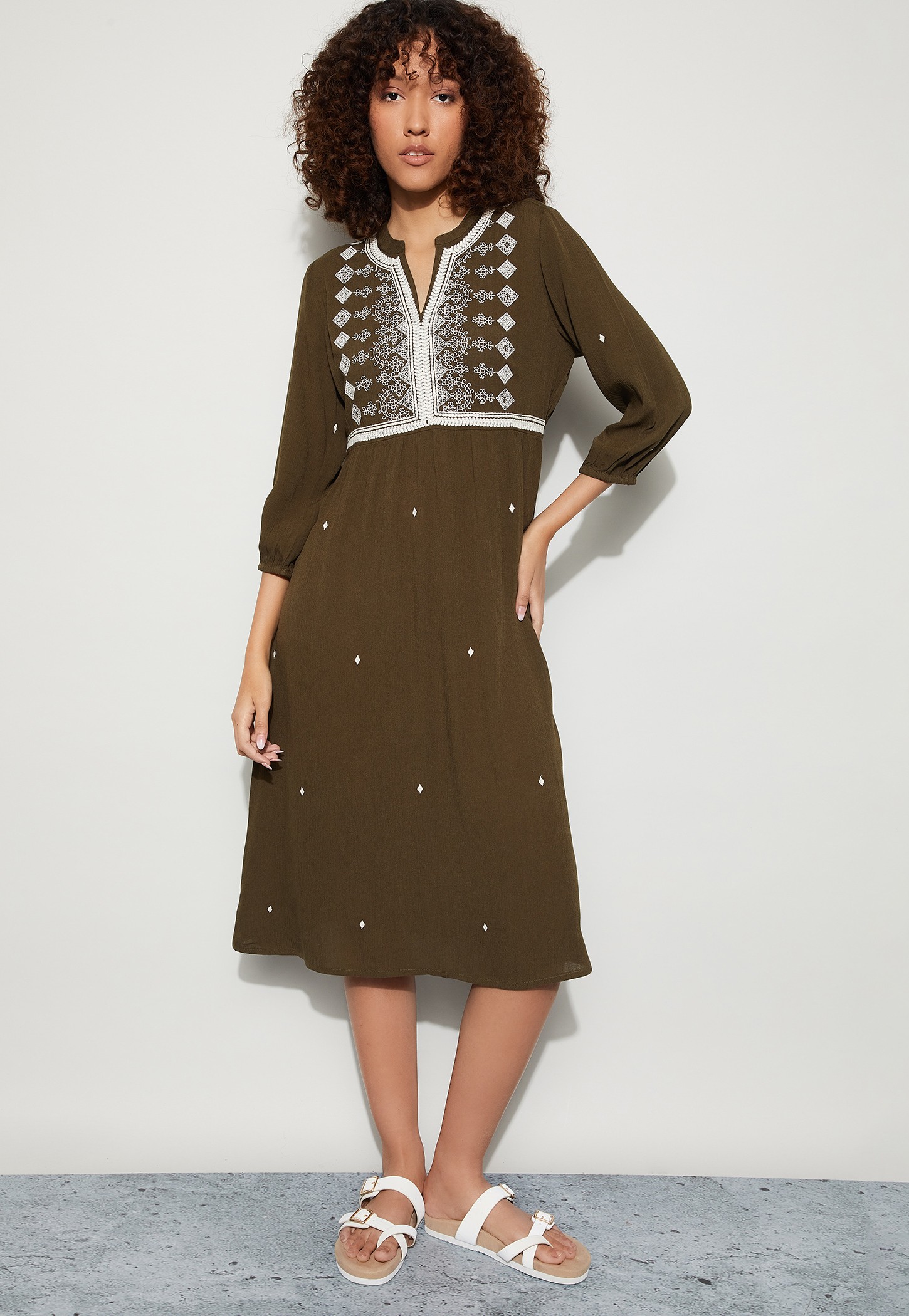 FAME FOREVER Embroidered A-line Dress-picture-12
