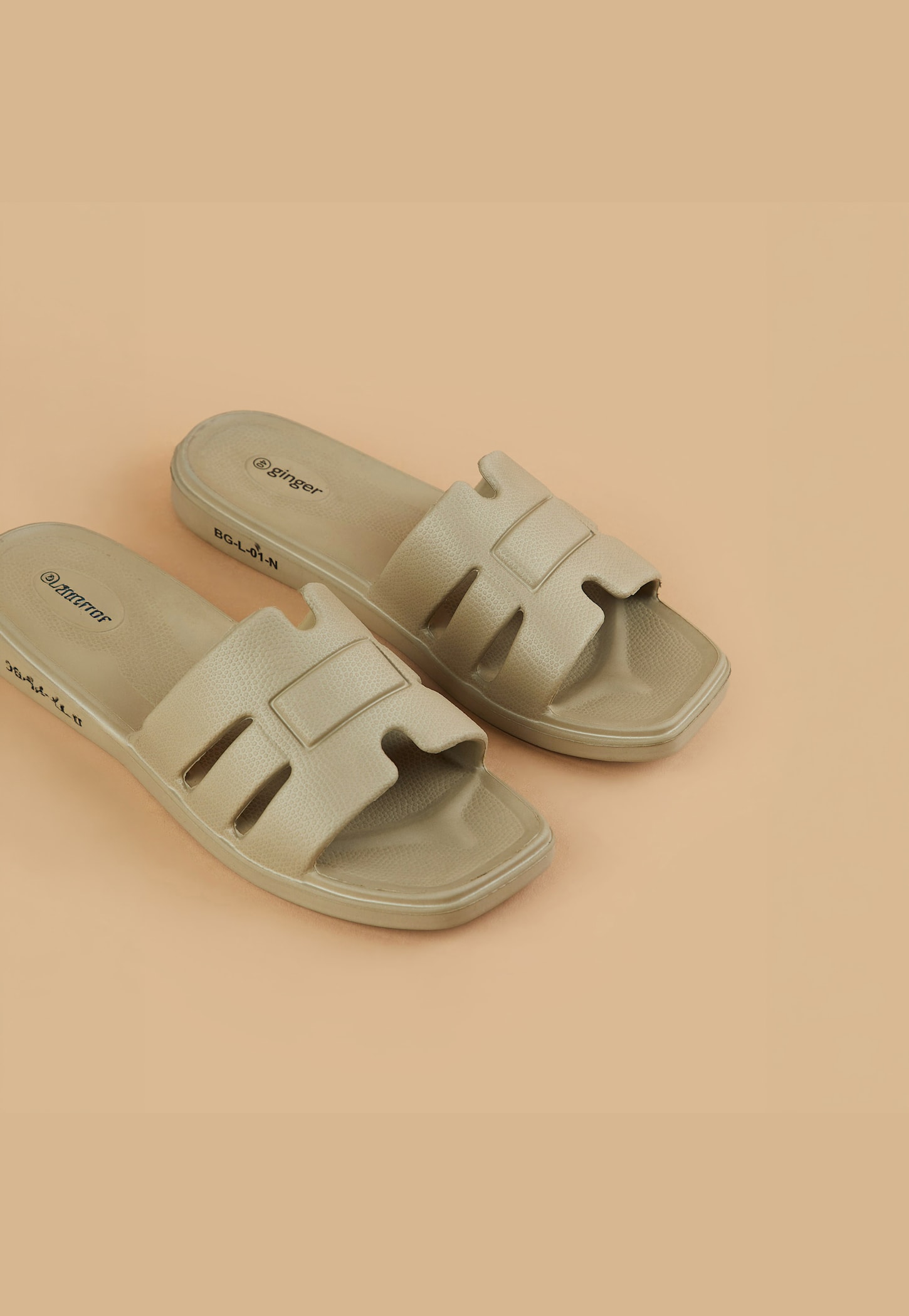 GINGER Textured Flip Flops