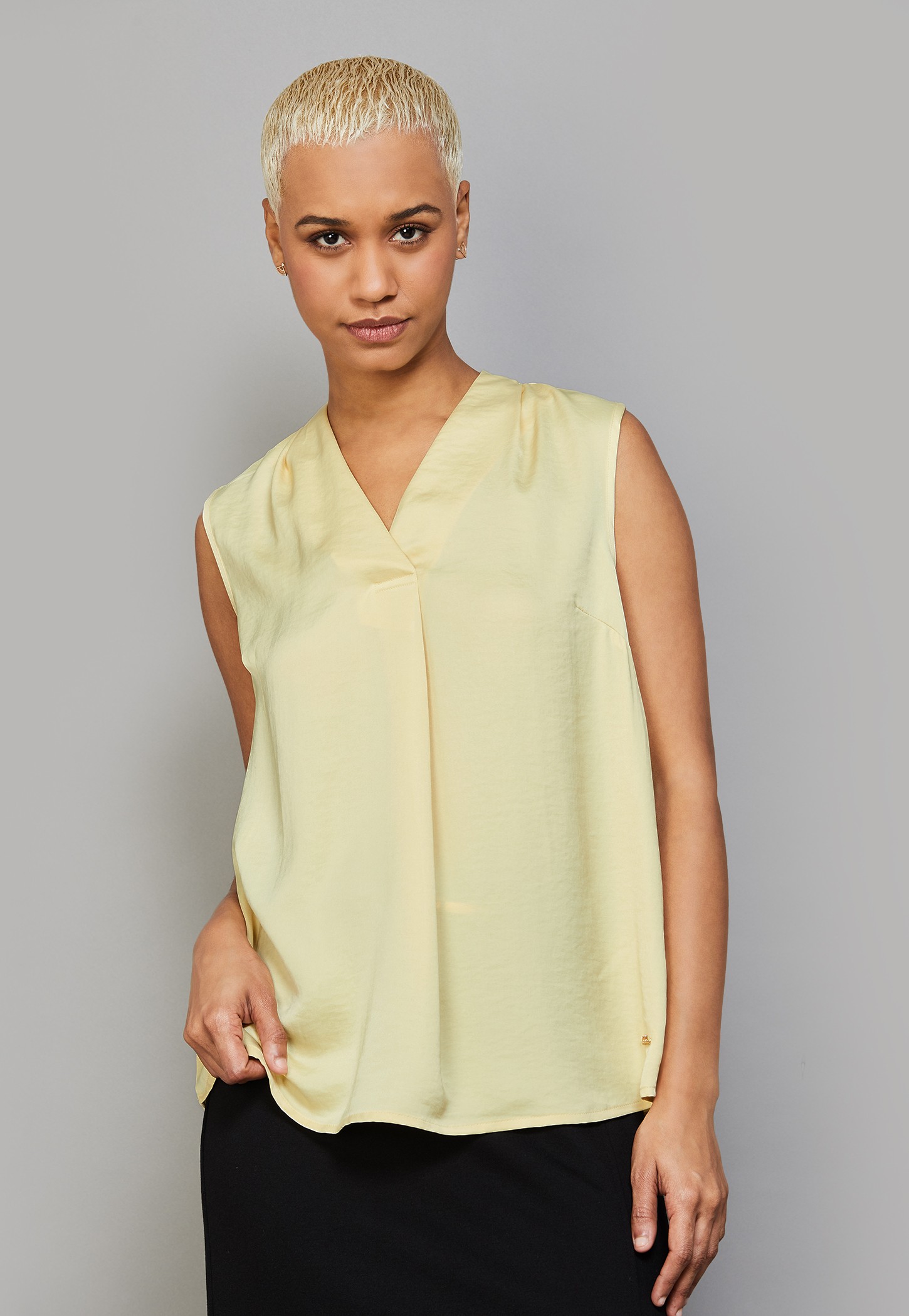 VAN HEUSEN Solid V-Neck Sleeveless Top-picture-20