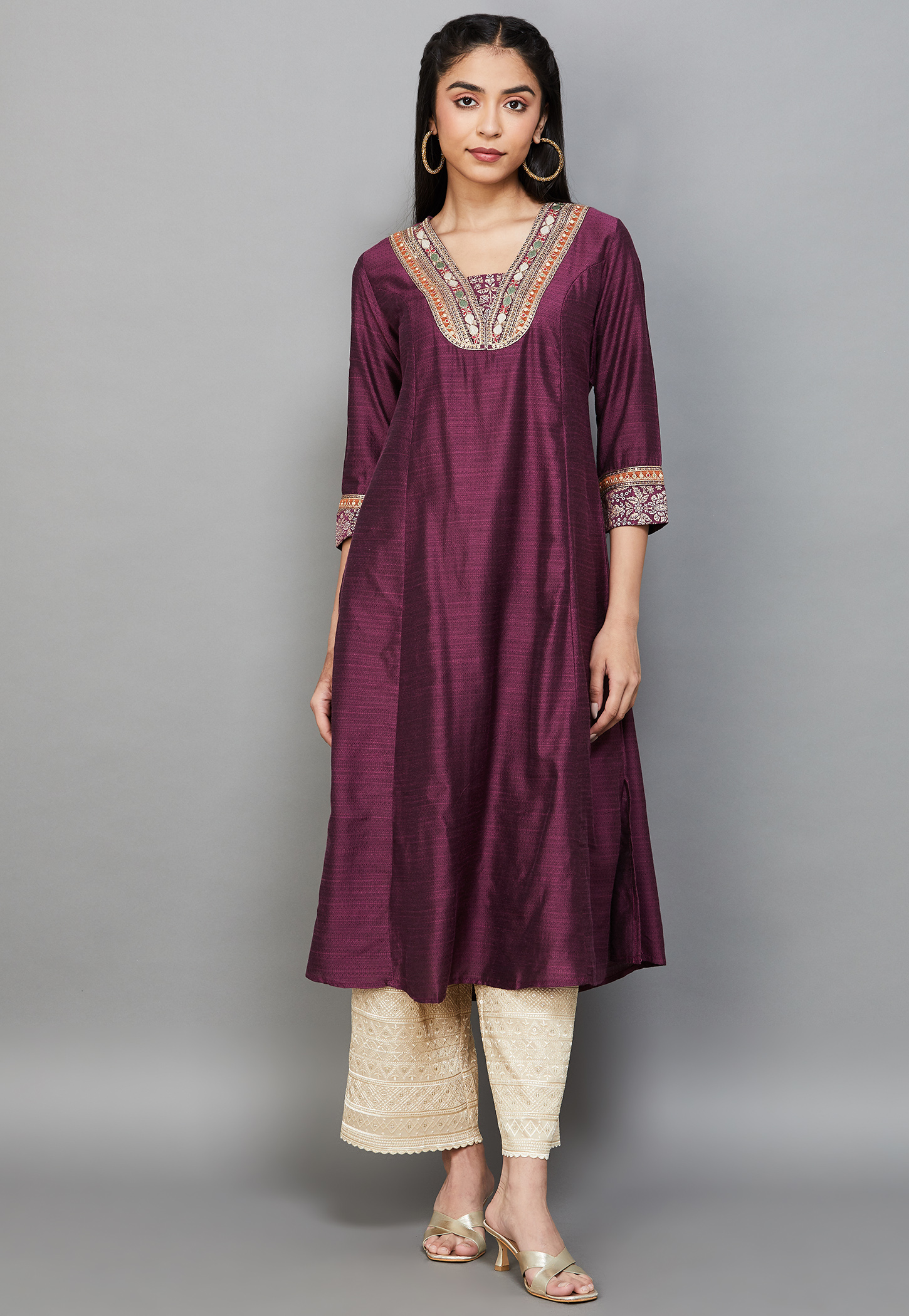 SPAN Embroidered V-Neck Straight Kurta-picture-30