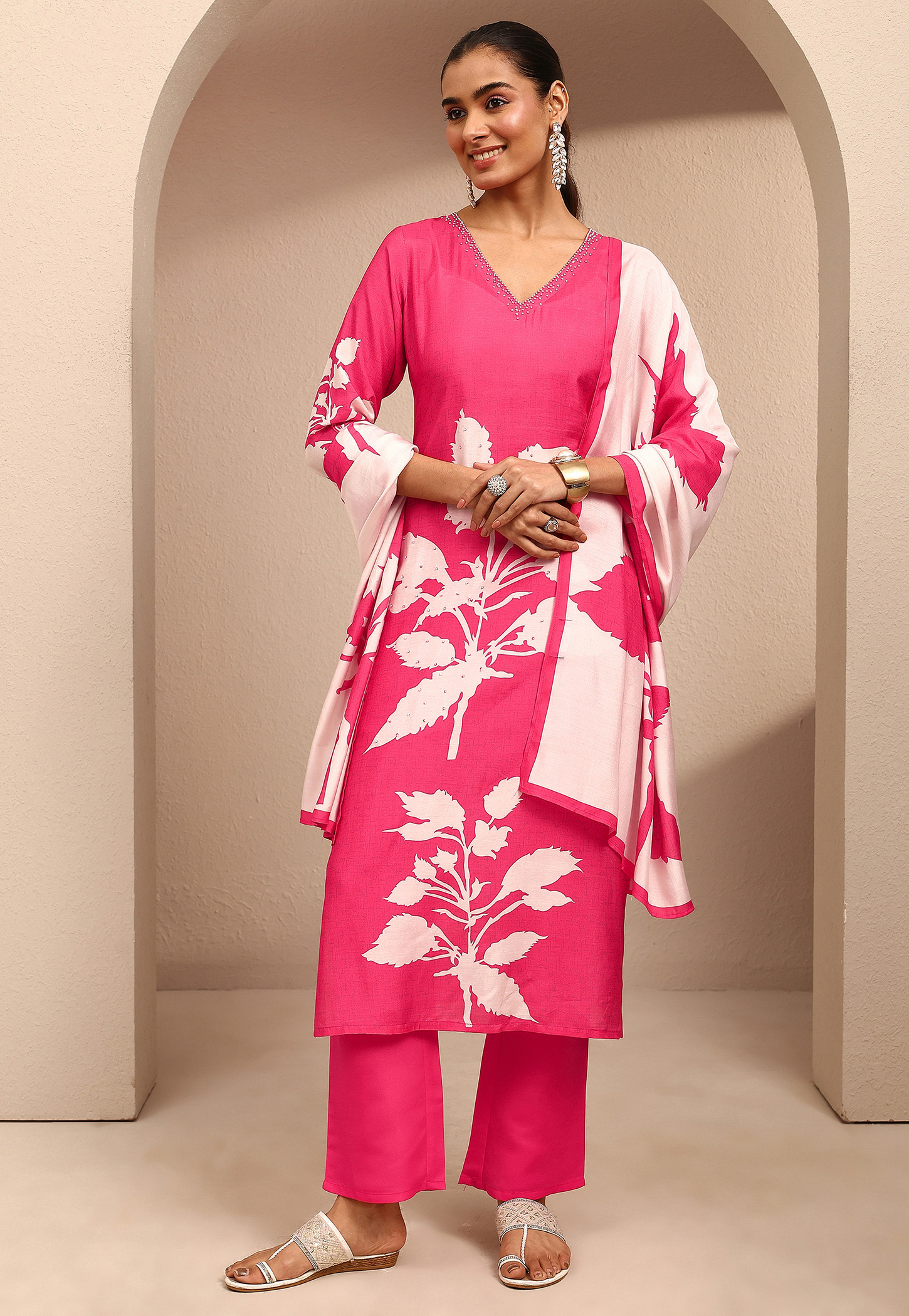 LIBAS Floral Printed V-neck Kurta Set-picture-15